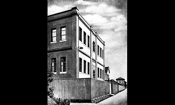 尼康最初在日本國(guó)內(nèi)生產(chǎn)光學(xué)儀器及光學(xué)玻璃